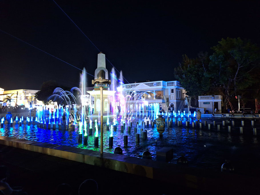 Spectacle son & lumière, fontaine de la plaza Salcedo 