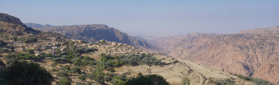 Jordanie, panorama sur le village et la réserve de Dana