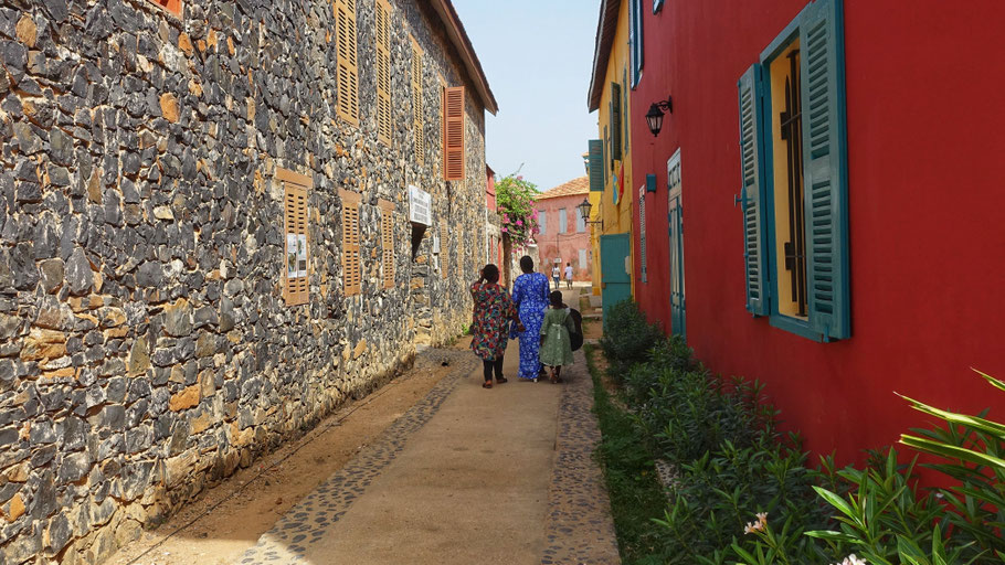 Sénégal, Gorée : rue de Malavois avec, à droite, le bâtiment rouge de l'hôtel La Maison du Marin et à gauche le centre socio-culturel