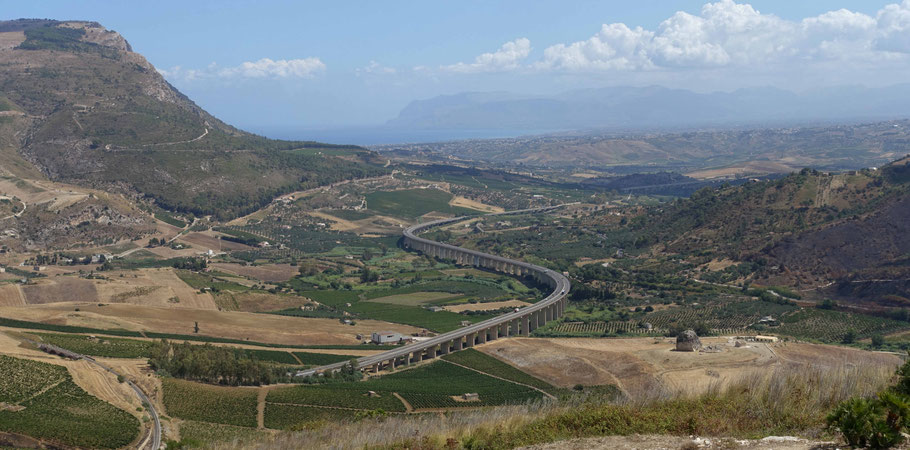 Sicile : vue sur le golfe de Castellammare du théâtre de Ségeste