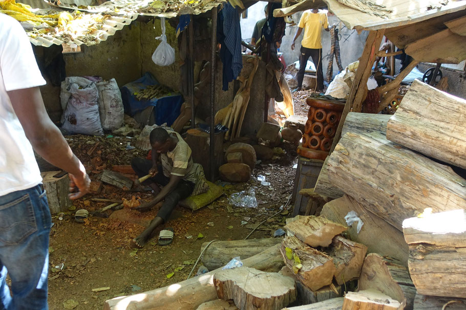 Sénégal, Dakar : atelier dans le village artisanal de Soumbédioune