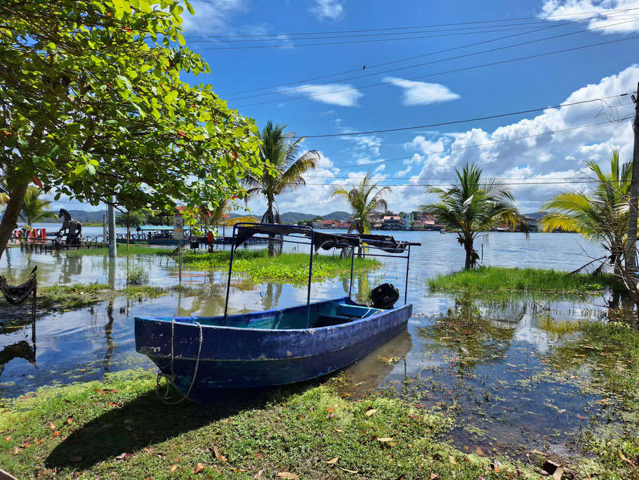 Guatemala : rives du lac Petén Itzá inondées à San Miguel