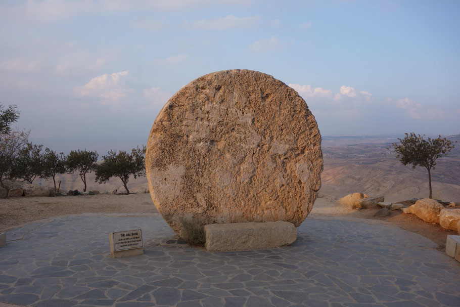 Béthanie : Abu Badd, pierre utilisée comme porte du monastère byzantin