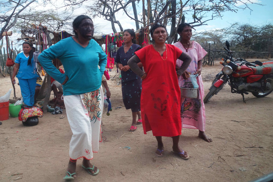 Colombie, Guajira : femmes Wayuus essayant de vendre leurs produits
