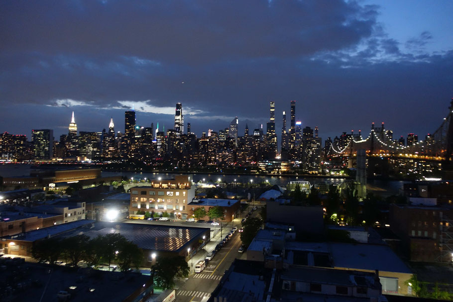 New York, Queens : panorama du roof top "Lost in Paradise" à la nuit tombée