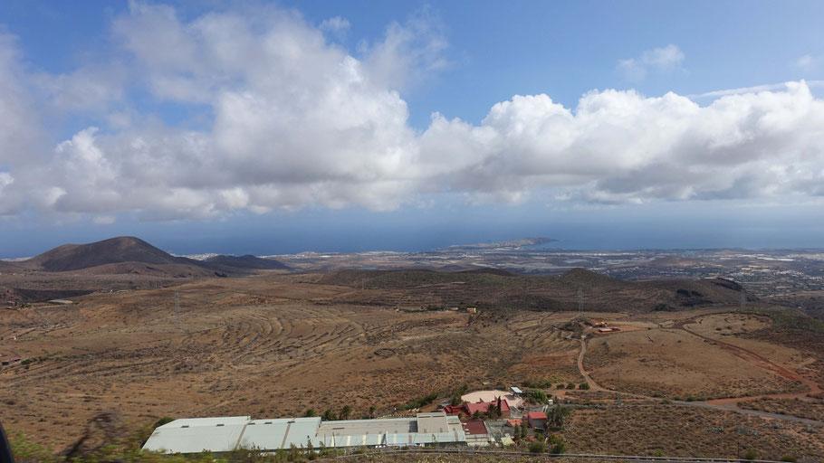 Descente du Pico de las Nieves avant d'arriver à Ingenio : vue sur le littoral et l'aéroport de Grande Canarie