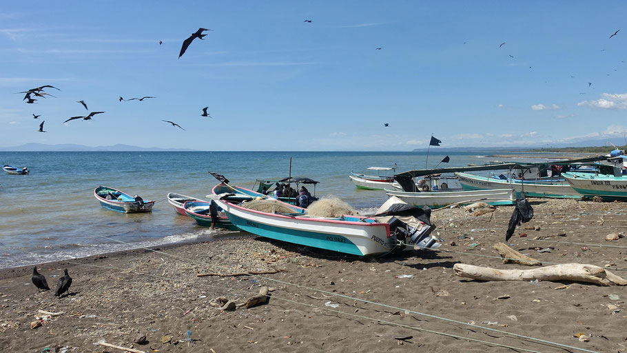 Costa Rica : barques de pêcheurs à Tarcoles