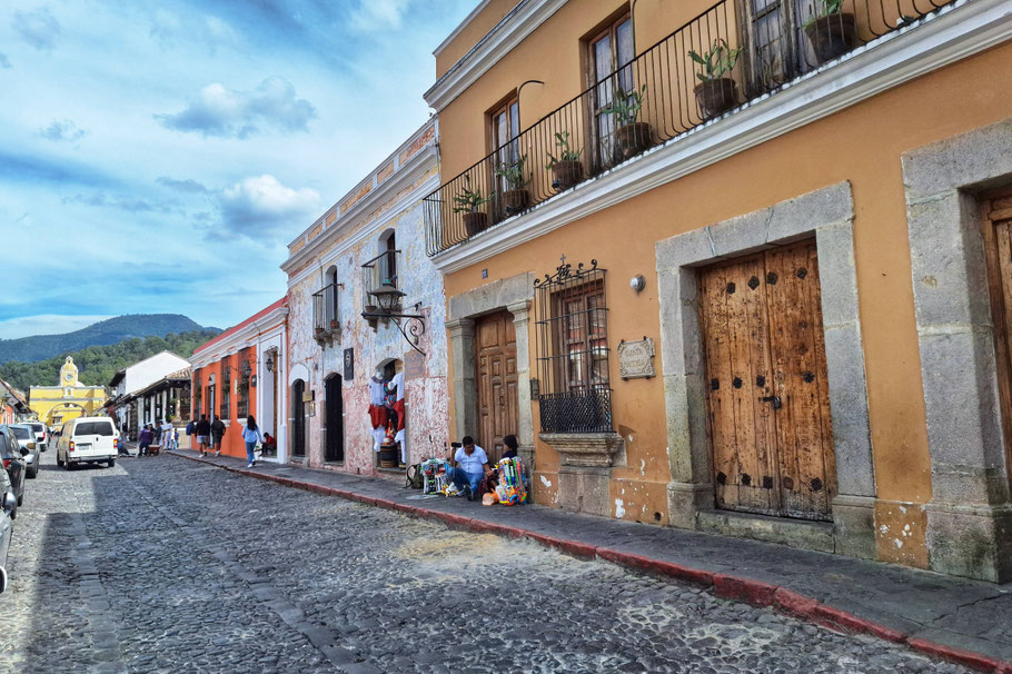 Guatemala, Antigua : Avenida Norte 5a et Arco de Santa Catalina