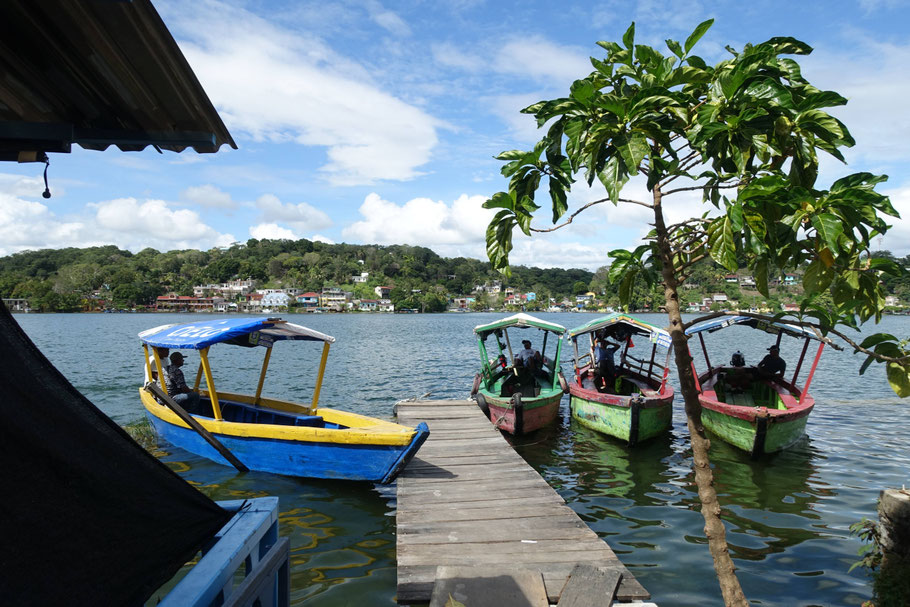 Guatemala : débarcadère de lanchas sur le lac Petén Itzá à Flores