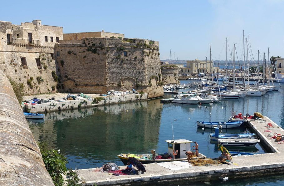 Les Pouilles : au pied des remparts à Gallipoli