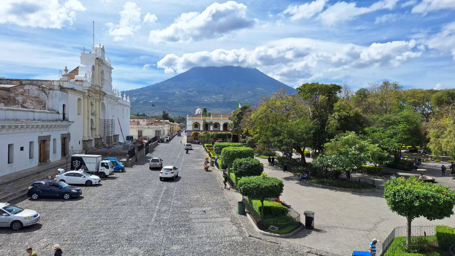 Guatemala : cathédrale d'Antigua, Plaza Mayor et volcan de Agua