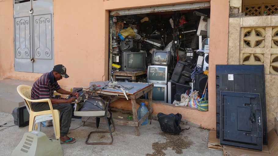 Sénégal, Dakar : réparateur dans une rue de la Médina