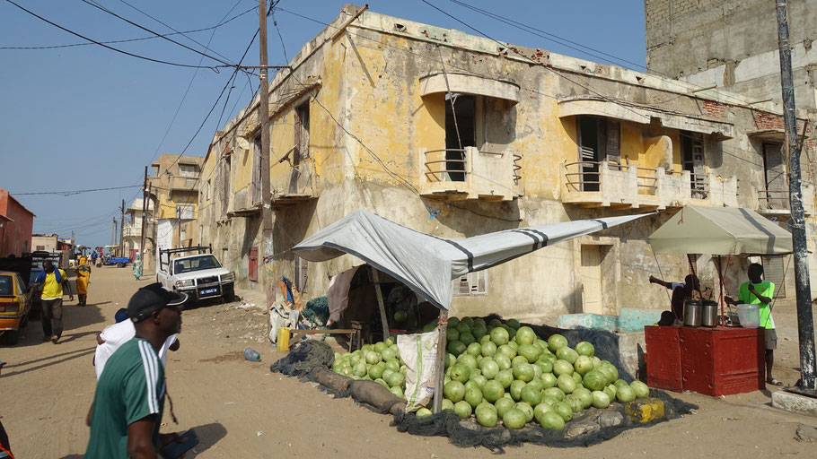 Sénégal, Saint-Louis : au coin de l'avenue Dodds et de la rue NDT-14, dans le quartier de N'Dar Tout