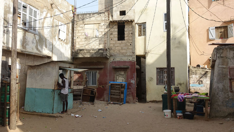 Sénégal, Dakar : petit place dans le quartier de Ngor