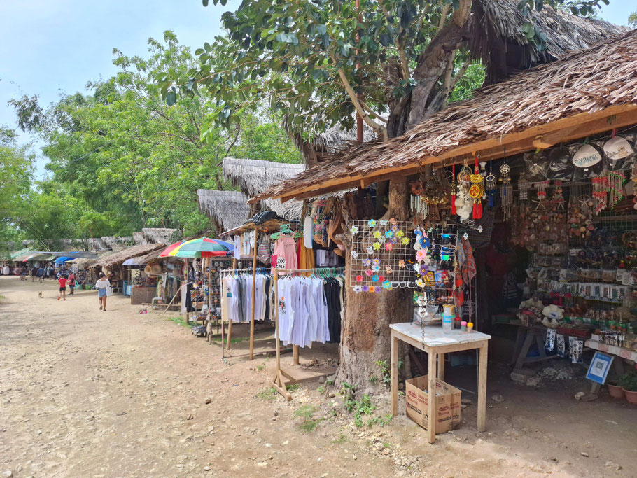 Siquijor, boutiques de souvenirs avant Paliton Beach