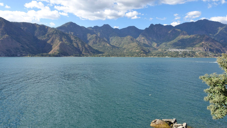 Guatemala, San Pedro La Laguna : vue sur le lac Atitlán