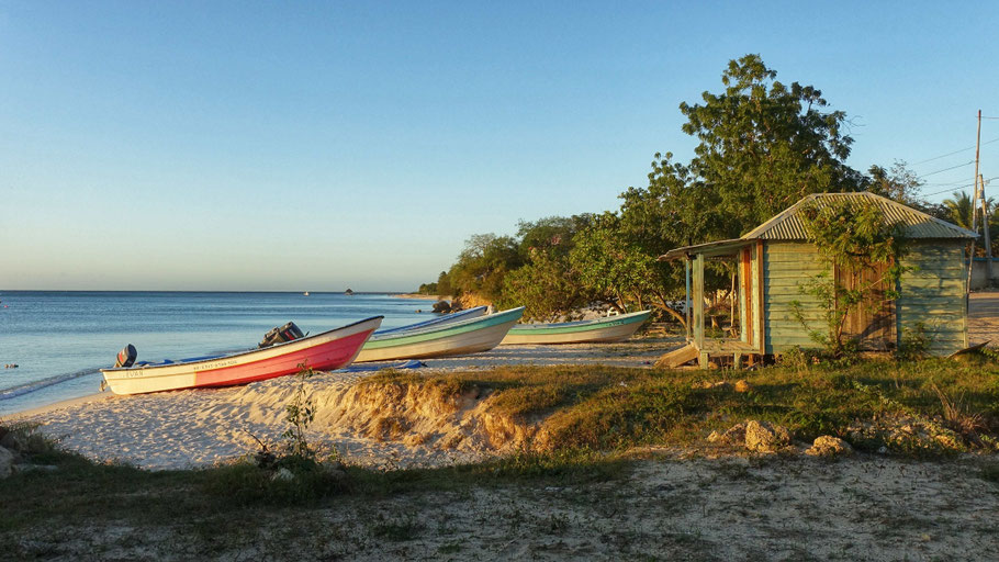 République Dominicaine, barques au coucher du soleil plage de Punta Rucia au coucher du soleil