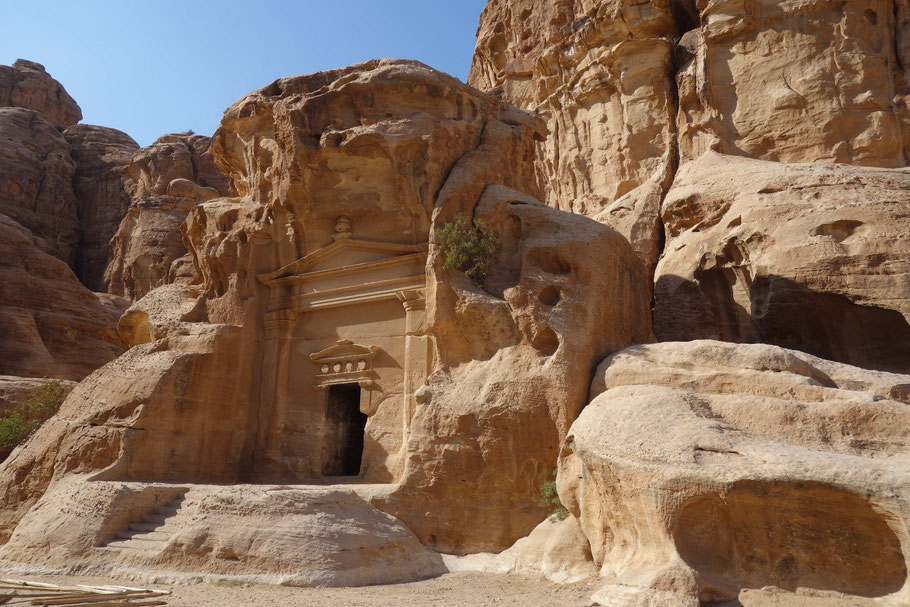 Jordanie, Little Petra : façade d'une tombe au début du siq Al-Barid