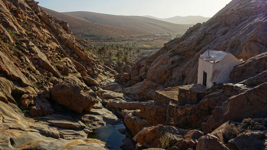 Fuerteventure : la minuscule chapelle blanche La Ermita de la Peña, entre les rochers du barranco de Malpaso
