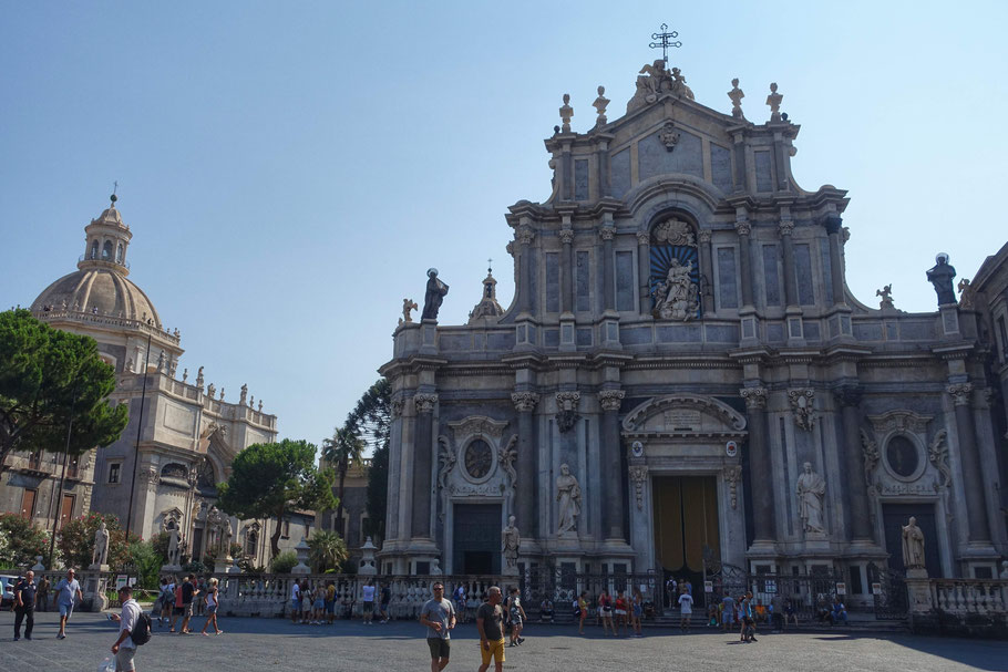 Sicile, Catane : cathédrale Sant'Agata, couronnée d'un dôme et ornée d'une façade à colonnes