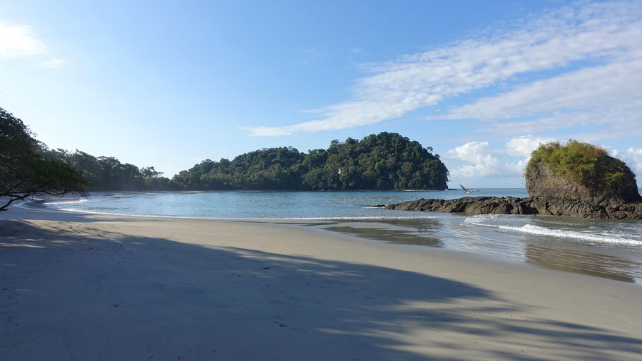 Costa Rica, parc Manuel Antonio : Playa Espadilla Sur et au fond, la Punta Catedral