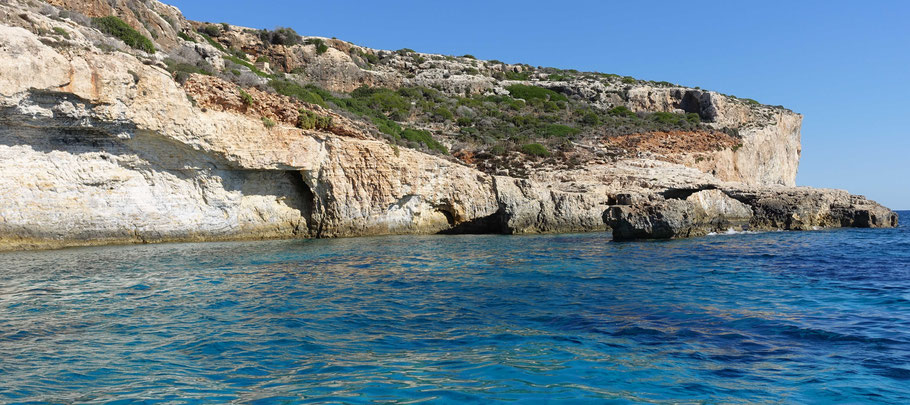 Malte, Comino : petite arche naturelle sous la batterie de Santa Majira (St Mary's Battery)