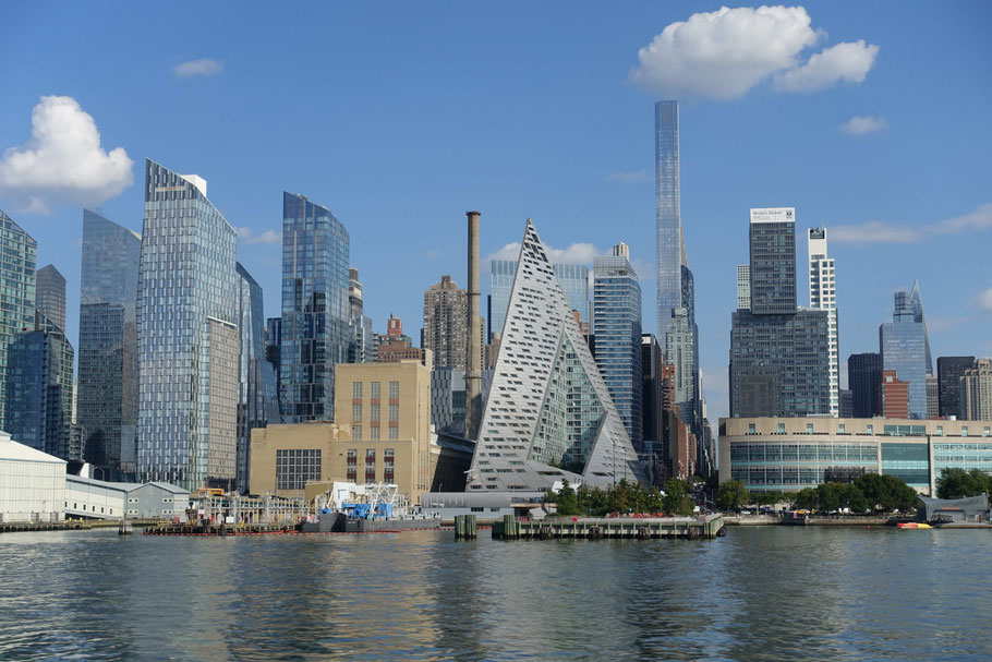 Le VIA 57 West (142 m, 2016) à la façade en acier inoxydable inclinée vers l'Hudson River