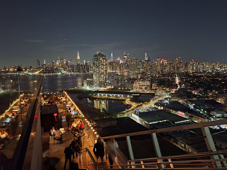 New York : roof top du Westlight la nuit