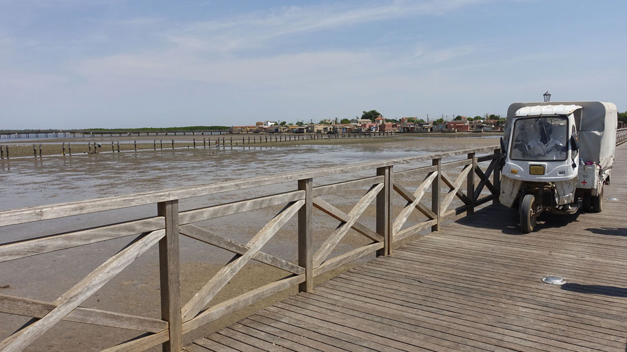 Sénégal : le nouveau pont en bois menant à l'île aux coquillages de Fadiouth, inauguré en 2005
