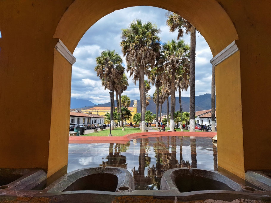Guatemala, Antigua : Parque La Unión vu du Tanque