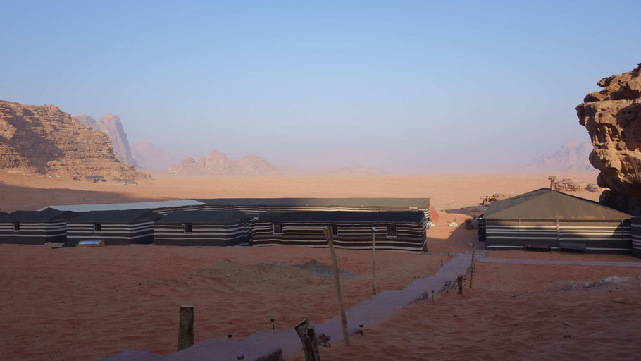 Jordanie, Wadi Rum : l'Obeid's Bedouin Life Camp dans la lumière du petit matin