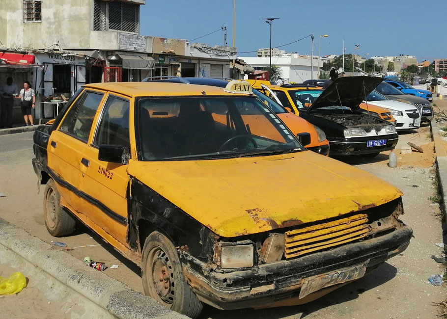 Sénégal, Dakar, un taxi parmi d'autres : on se demande souvent comment ils arrivent à rouler