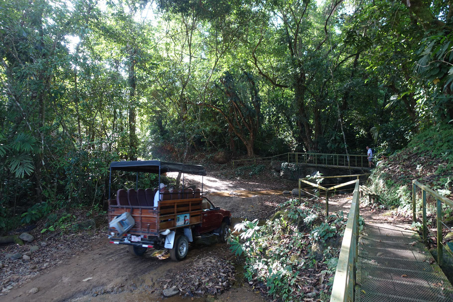 Costa Rica, cascades de Nauyaca : certains préfèrent rejoindre les cascades en prenant un des véhicules tout-terrain du site (géré par une famille)