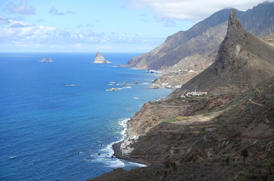Canaries, Tenerife : vue sur la plage de Tachero, Taganana et Almáciga au loin 
