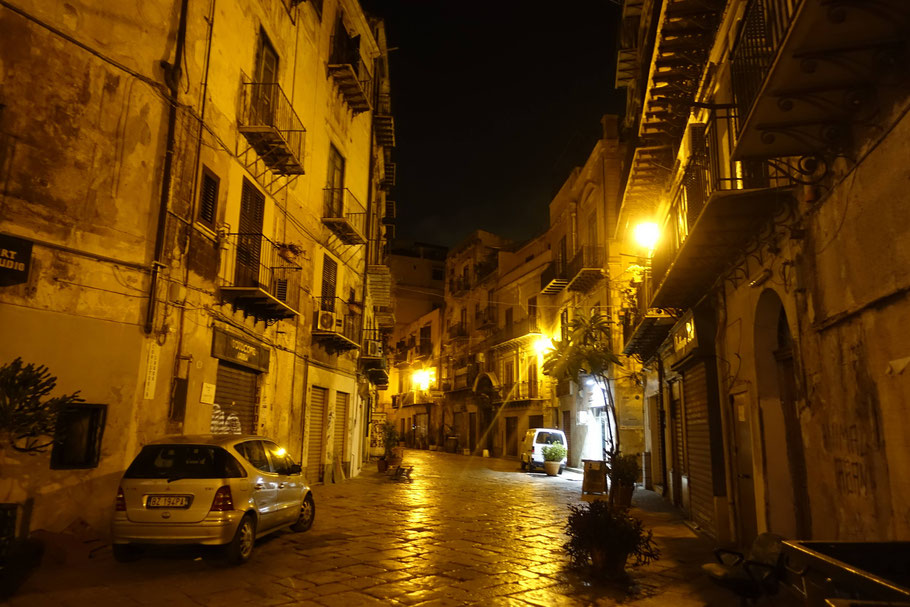 Sicile : rue du centre historique de Palerme la nuit