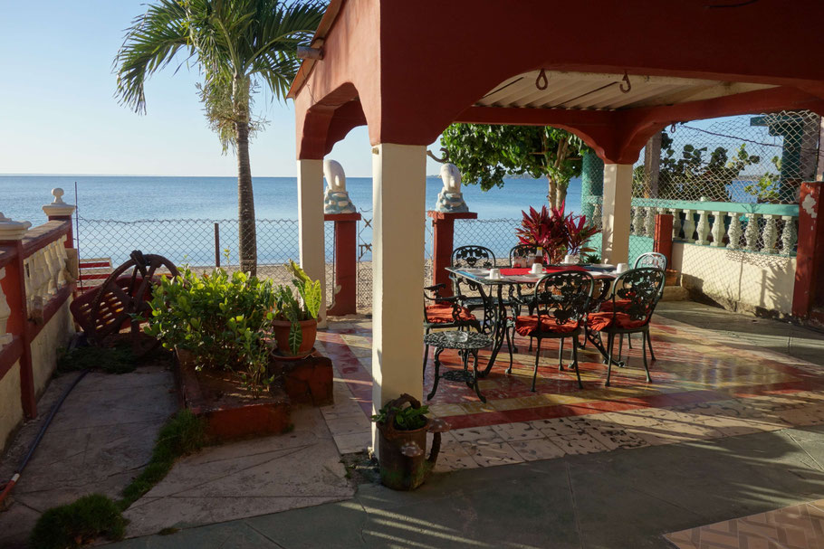 Cuba : terrasse de la Casa Mesa donnant sur la plage 