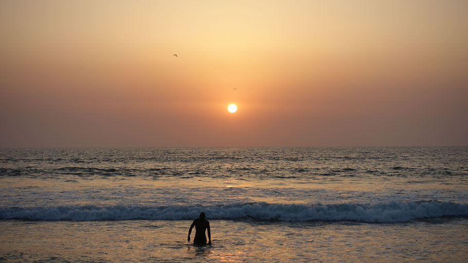 Sénégal, coucher de soleil sur l'océan Atlantique à La Somone