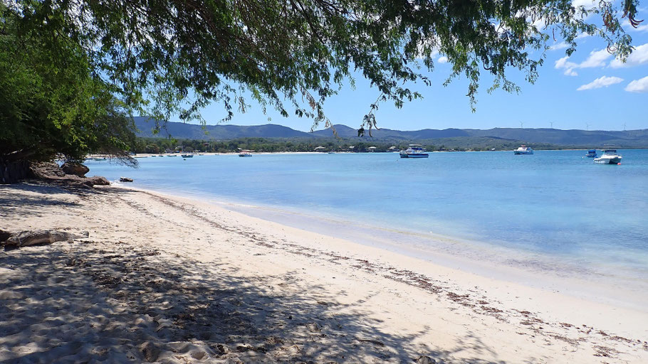 Vue de la plage vers Punta Rucia : il faut passer les rochers pour atteindre le village