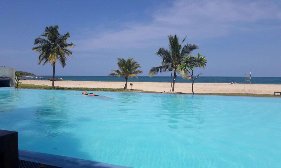 Sri Lanka : piscine de l'hôtel Laya Waves, plage de Kalkudah