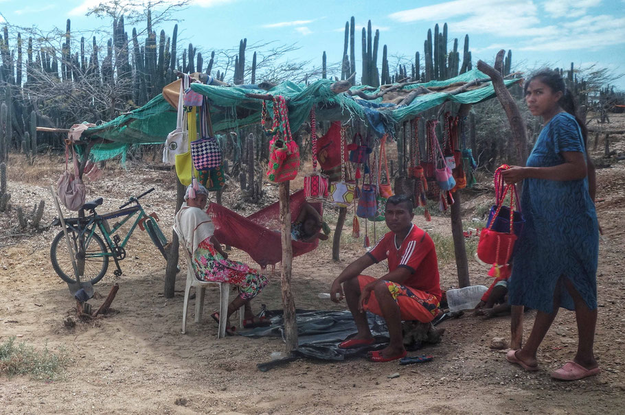 Colombie : famille Wayuu vendant son artisanat dans la Guajira