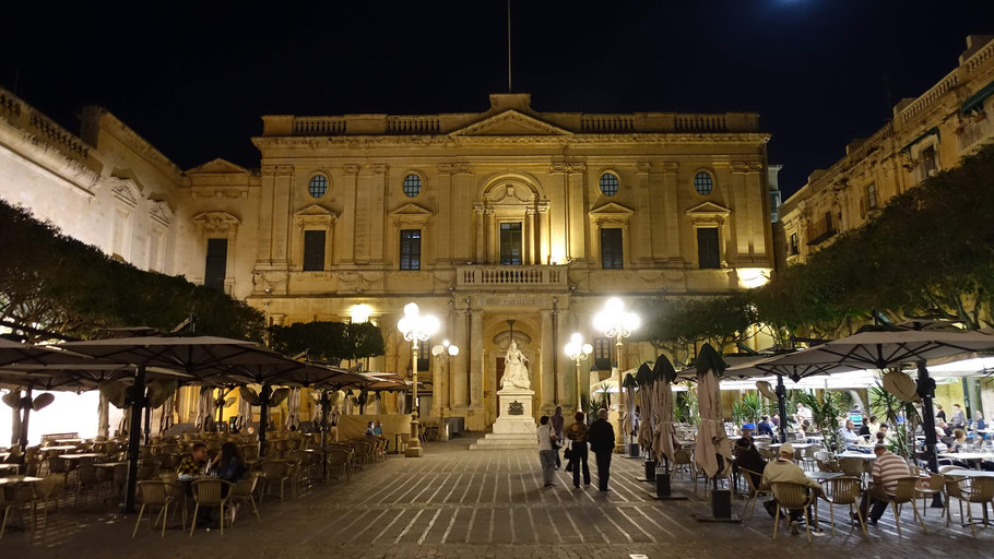 Malte, La Valette : la National Library avec la statue de la reine Victoria