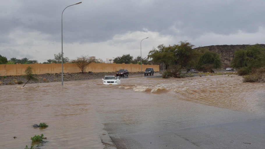 Oman sous la pluie : wadi en crue à Al Hamra