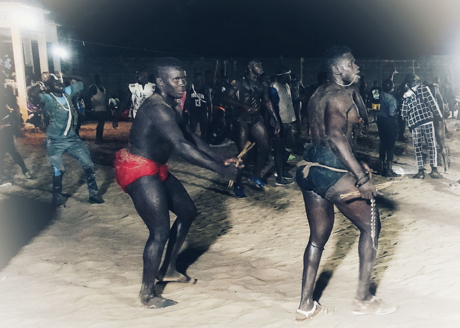 Sénégal, Sine Saloum : lutte sénégalaise à Fimela ; danse avant le combat