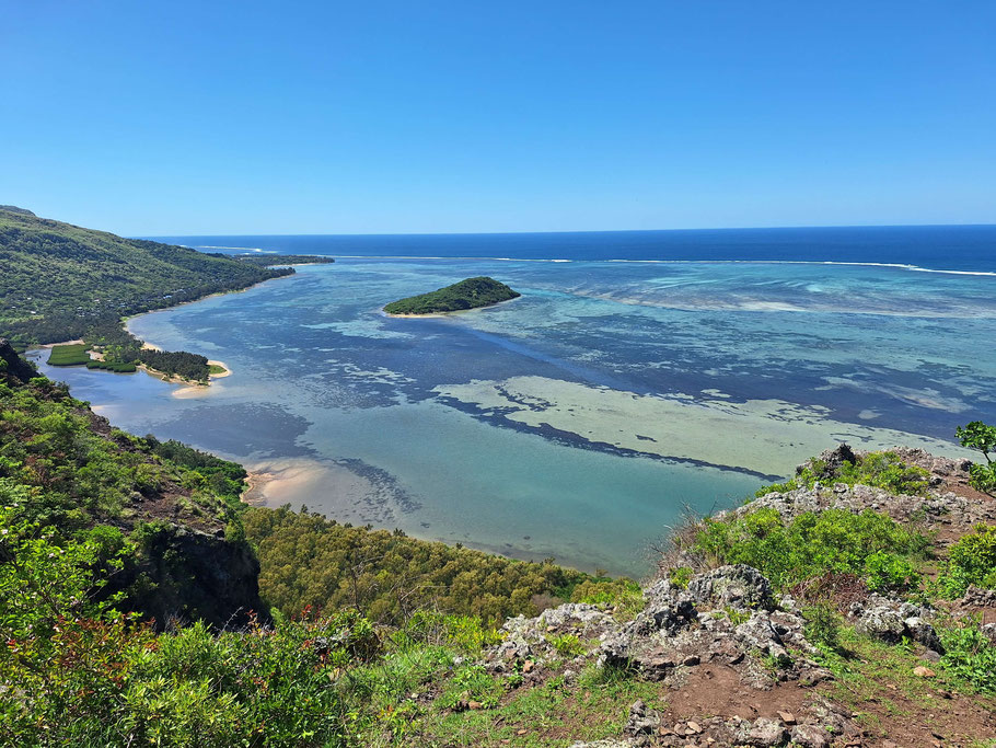 Ile Maurice :vue en grimpant au Morne Brabant sur le lagon avec l'îlot Fourneau et la péninsule de mangrove