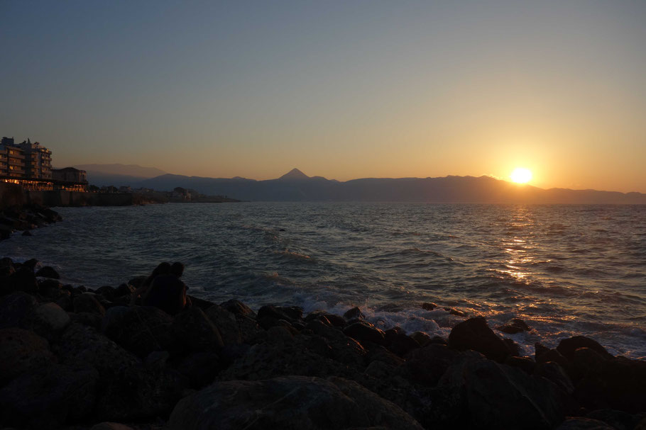 Héraklion : coucher de soleil de la jetée menant au fort de Koulès
