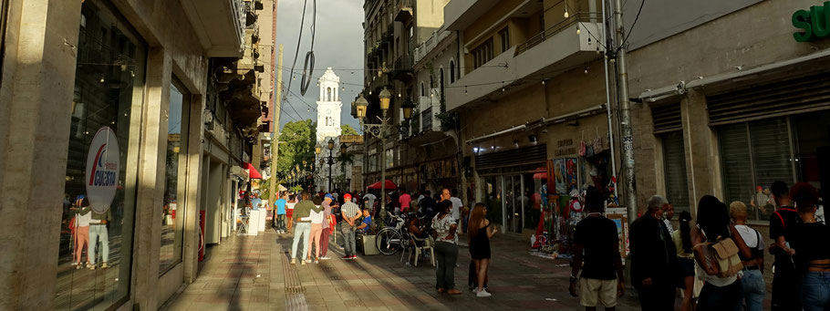 Calle El Conde au coucher du soleil, longue rue piétonne commerçante et animée menant au Parque Colón