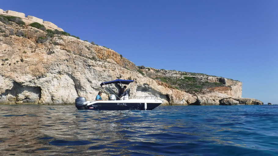 Malte, Comino : pause snorkeling sous la batterie de Santa Majira à côté d'une jolie arche naturelle