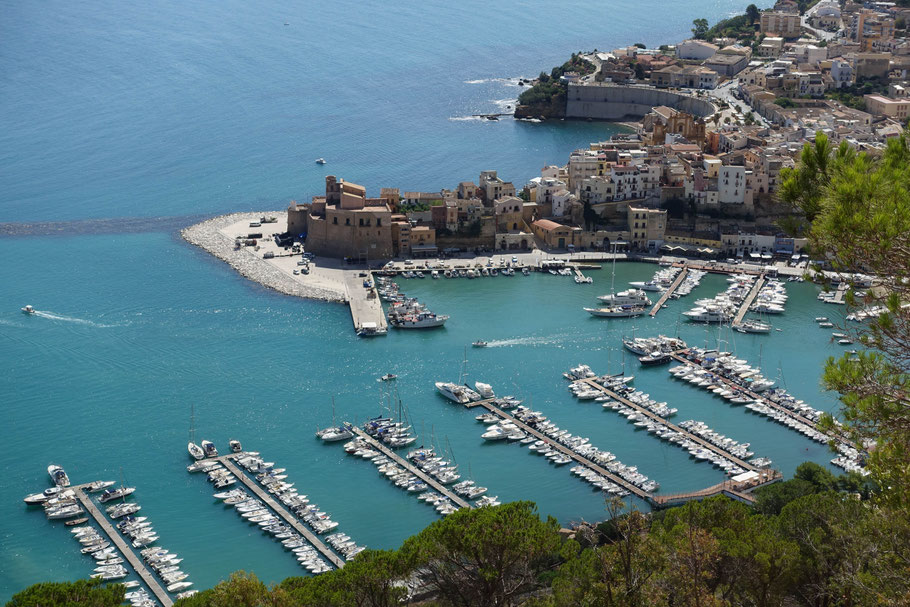 Sicile : château et port de Castellammare del Golfo vus du belvédère de la Viale Umberto I