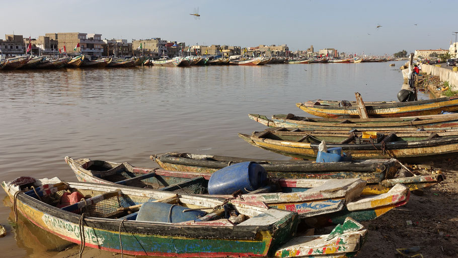 Vue sur Guet N'Dar, ses pirogues de pêcheurs et le fleuve Sénégal de l'île Saint-Louis