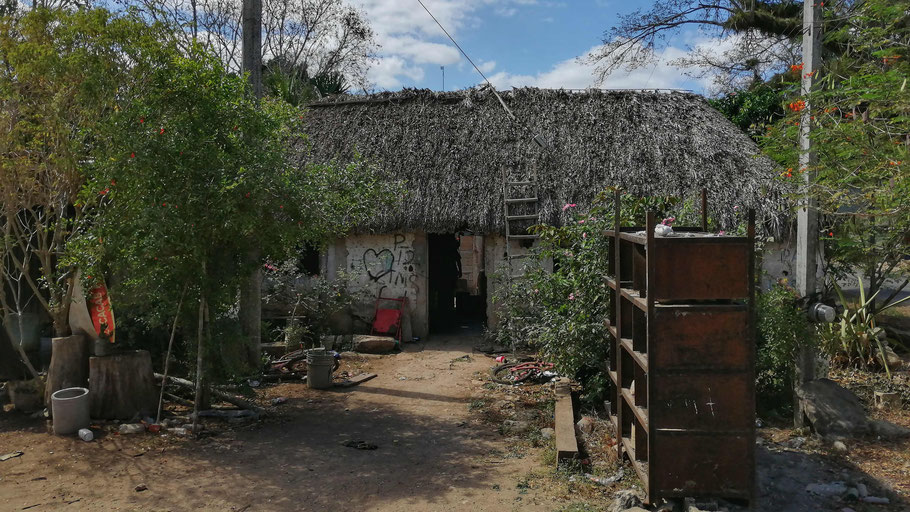 Mexique, Yucatán : maison maya dans le hameau de Catmis sur la route entre Uxmal et Bacalar